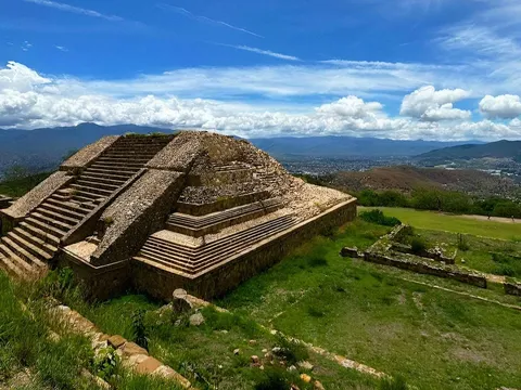Full-day Monte Alban, ancestral mezcal, alebrijes and black pottery — photo 1